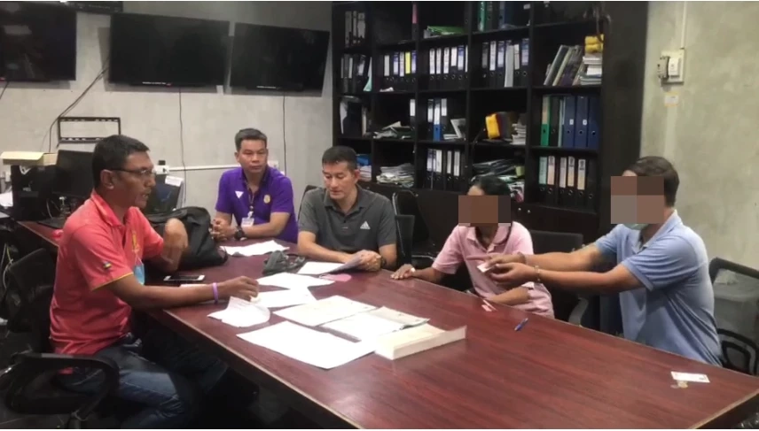 น.ส.เจษฎา ภรรยาอีกคนของนายเอ็ม (เสื้อชมพู)