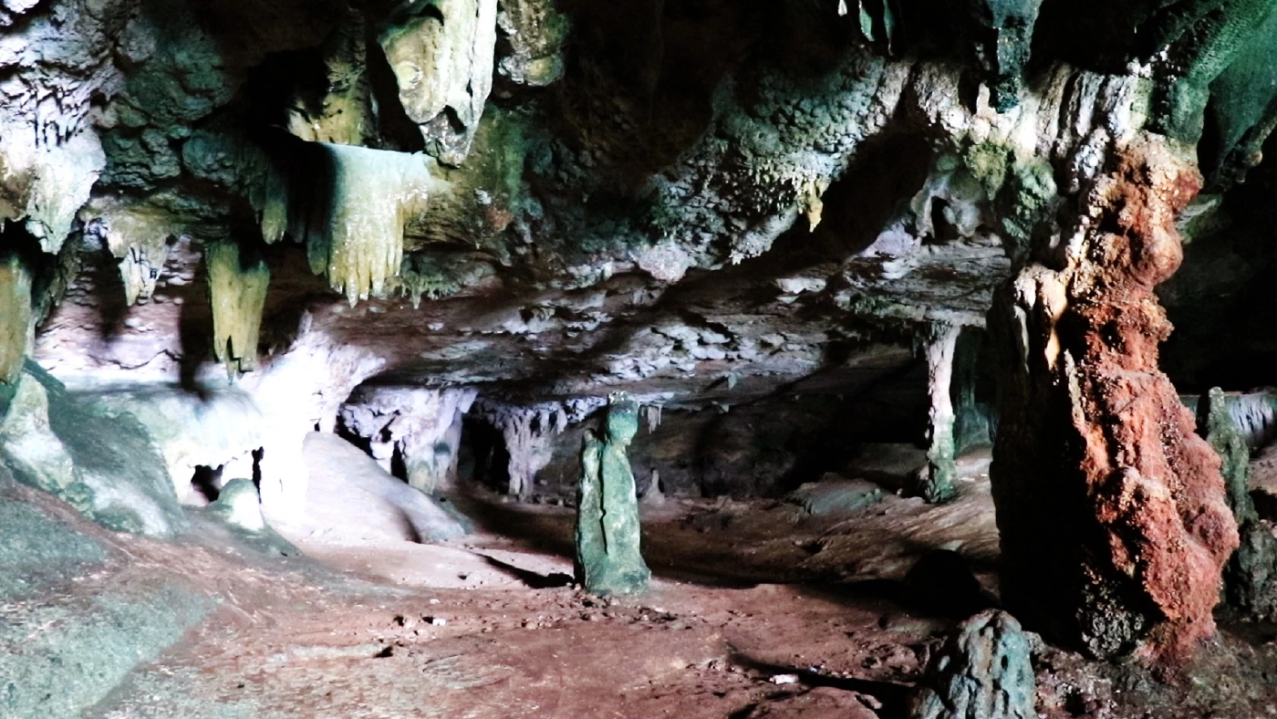 ตื่นตา! พาชมถ้ำสีสันสวยงาม และหินแปลกคล้ายหัว "นกกระเรียน" ที่เกาะสะอัง (คลิป)