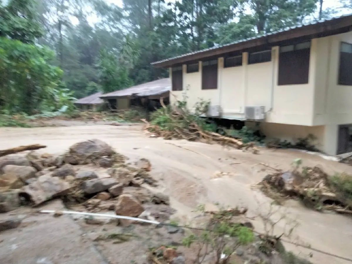 ระทึก! ฝนถล่มดินสไลด์ทับบ้านพัก ในอุทยานแห่งชาติตะรุเตา