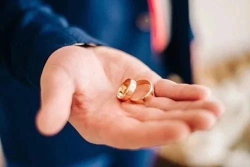 เปิดคำทำนายฝัน ฝันว่าได้สวมแหวนสีนิล ความฝันนี้จะบอกอะไรเรา จะดีหรือไม่ดี