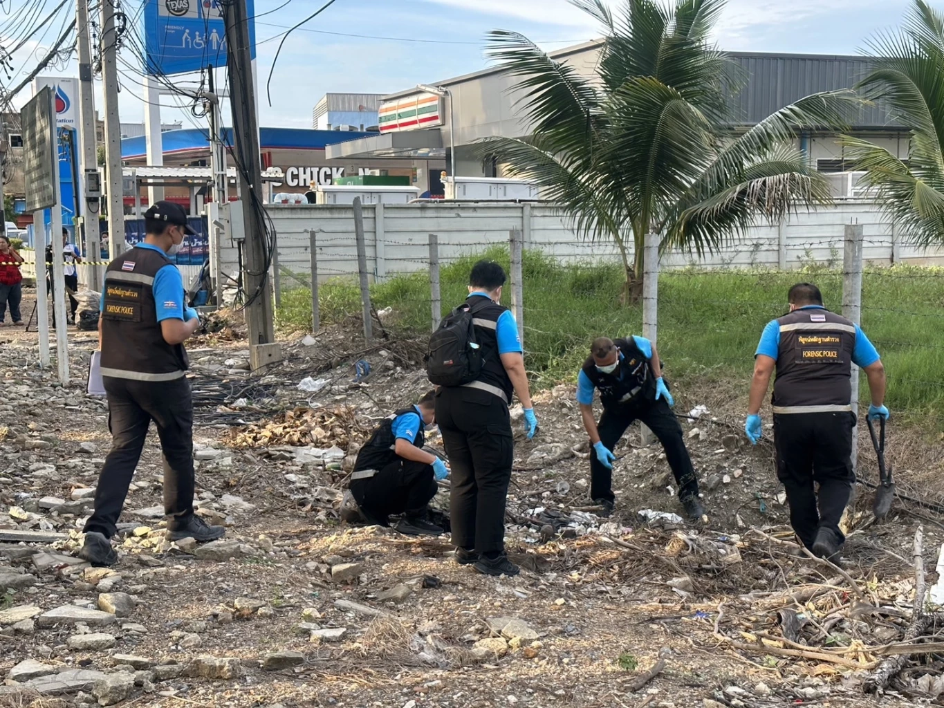 "รองนพศิลป์" ลุยตรวจจุดทิ้งศพ หาหลักฐานมัดตัว "ไอ้เอ็ม" พ่อโหดโบกปูนลูก