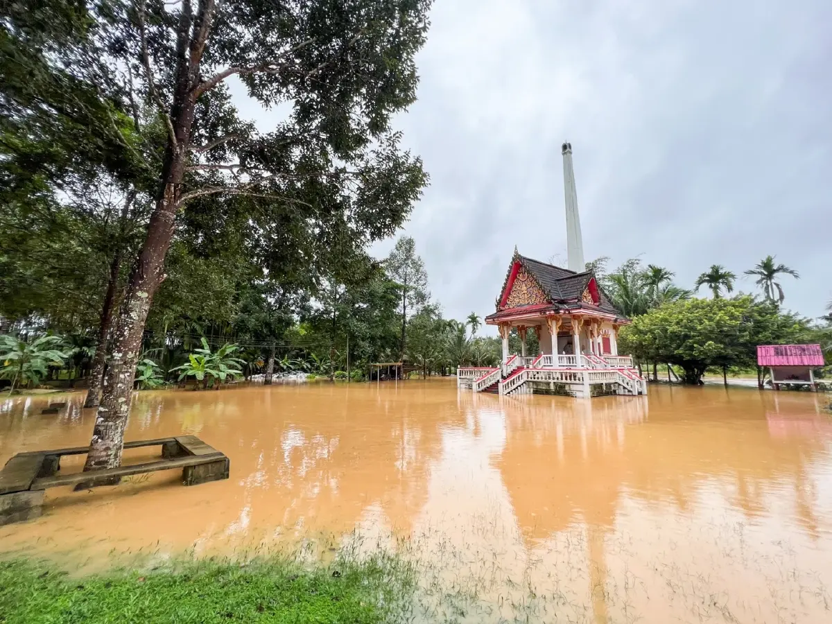ฝนถล่มบ่อไร่ ดินสไลด์ทับศาลาวัด เมรุถูกน้ำท่วม