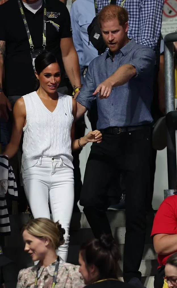 งานกีฬาทหาร แต่ถมแฟชั่น 300,000 เพื่อ!?