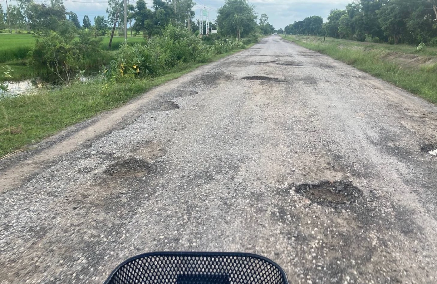 ชาวบ้านโคราชร้อง "ถนนโลกพระจันทร์" ทำเดือดร้อนหนัก วอนหน่วยงานเร่งแก้ไข