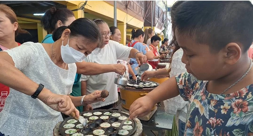"ตักบาตรขนมครก" สานต่อประเพณีเกือบ 100 ปี