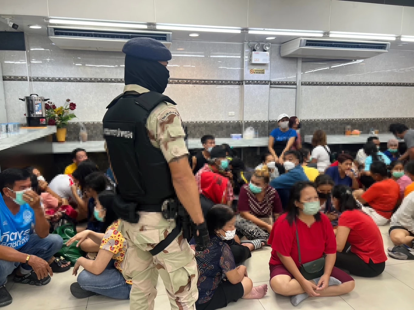 กรมการปกครอง บุกจับ "บ่อนไฮโล" กลางตลาด "เคหะร่มเกล้า" รวบนักพนันเพียบ