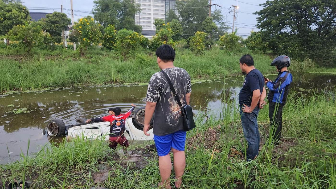สลด หนุ่มวัย 18 ปี ขับกระบะเสียหลัก รถตกคู จมน้ำดับ
