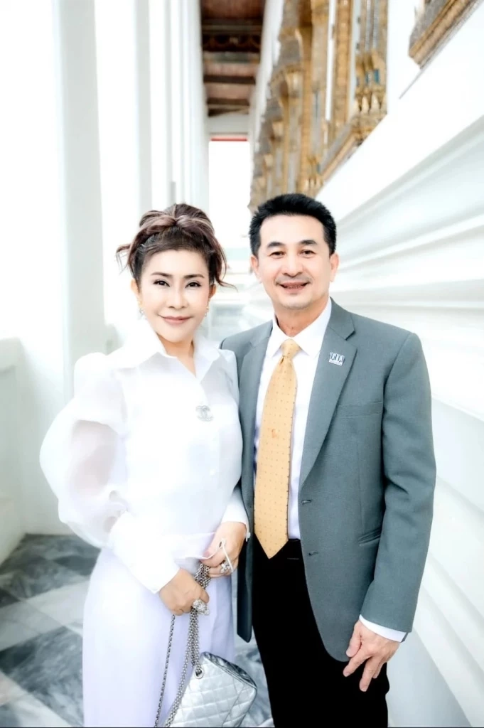 รู้จัก ‘พญ.นวลสกุล บํารุงพงษ์’ ภรรยาคนสวยนพ.ชลน่าน ที่ปรึกษา รมว.สาธารณสุข