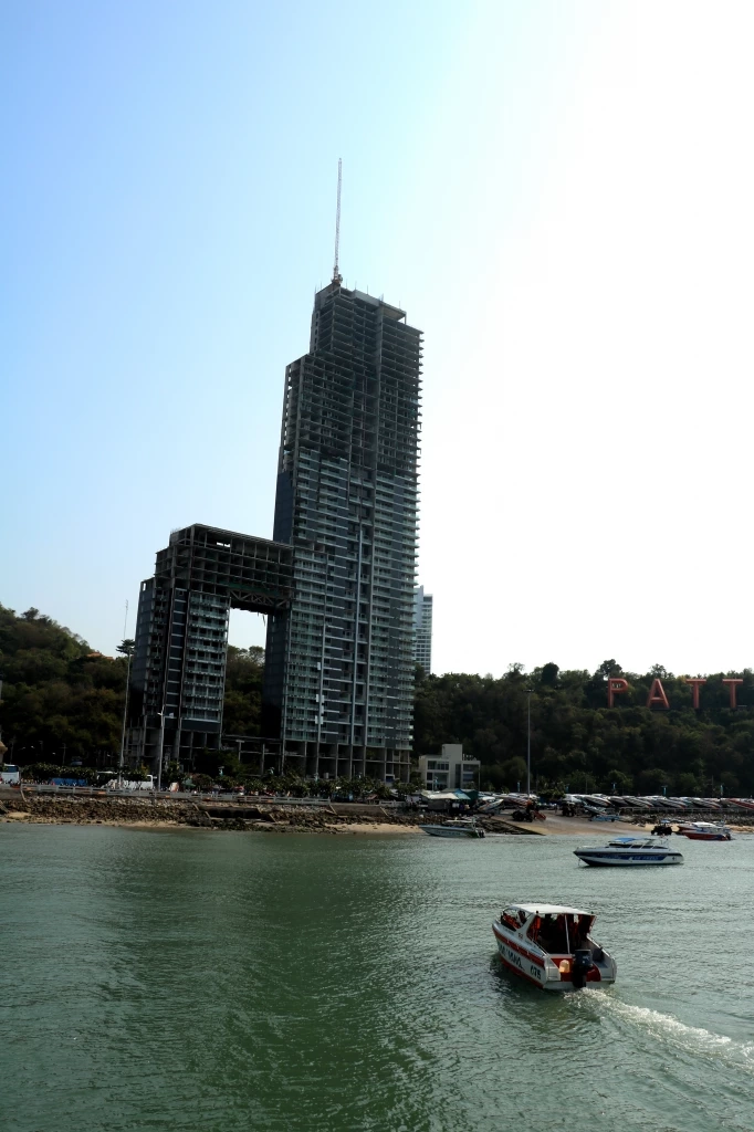 โครงการวอเตอร์ฟร้อนท์ฯ บริเวณเชิงเขาพระตำหนัก เมืองพัทยา 