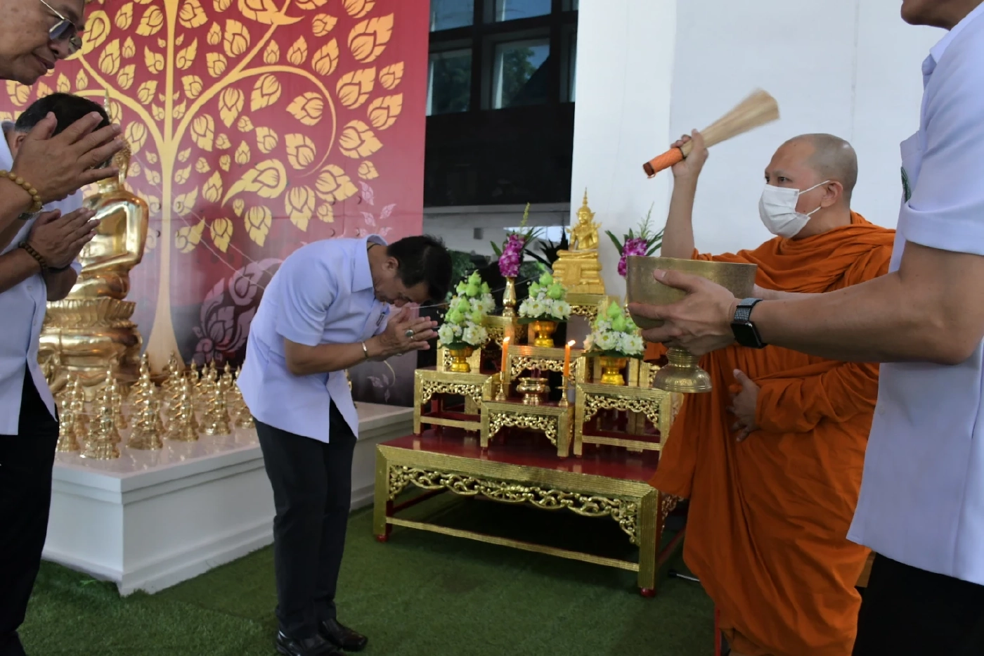 นพ.ชลน่าน รมว.สาธารณสุข พร้อม นพ.โอภาส  ปลัดกระทรวงฯ และคณะผู้บริหาร ร่วมพิธีสมโภชองค์ "พระสัมพุทธเมตตาประชารักษ์" อัญเชิญประดิษฐาน เพื่อความเป็นสิริมงคลแก่บุคลากรสาธารณสุข และกรมสนับสนุนบริการสุขภาพ