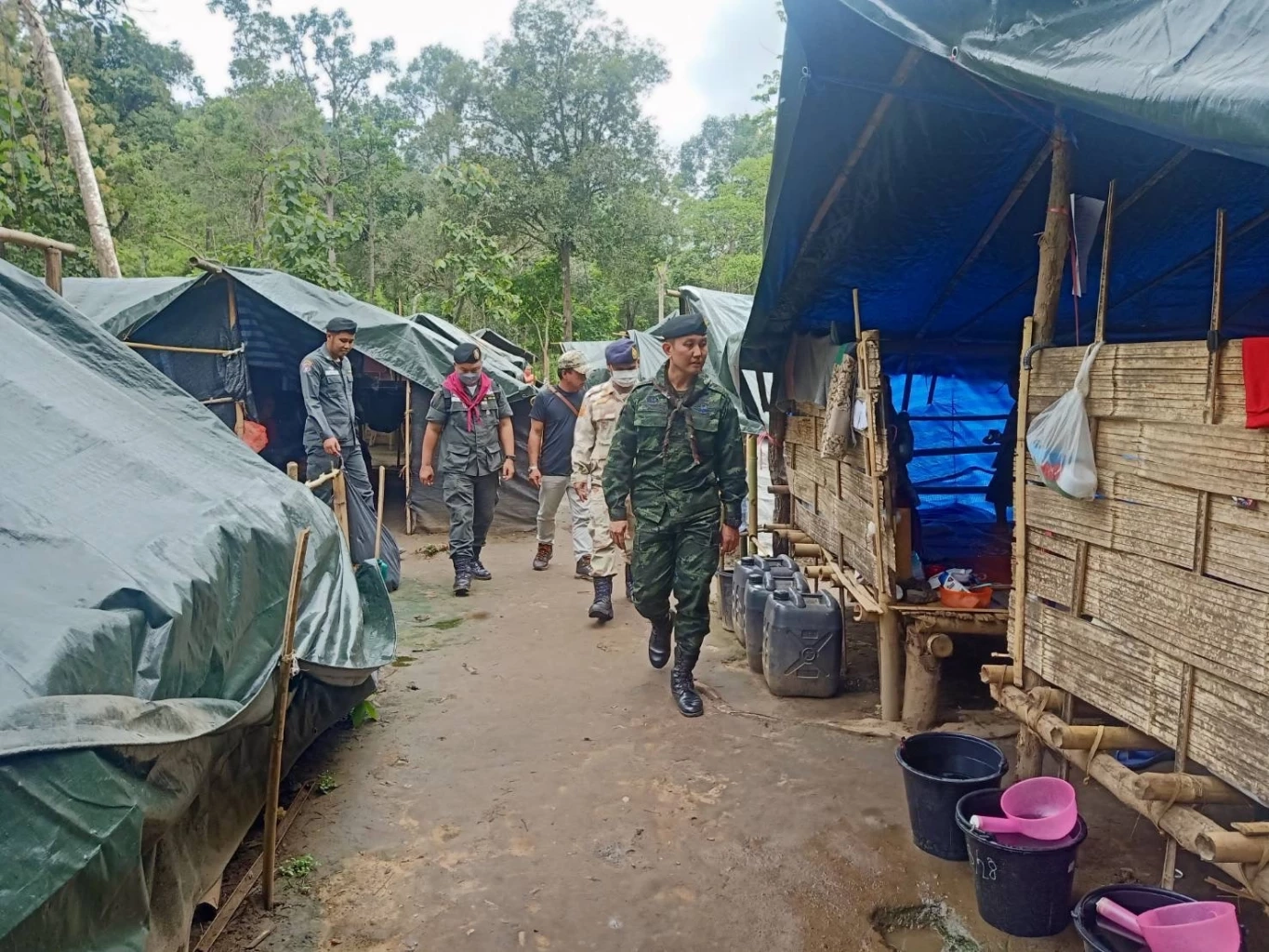 สลด! ทหารเมียนมา "ทิ้งบอมบ์" ใส่หมู่บ้าน ปชช. บาดเจ็บเสียชีวิตเพียบ (มีคลิป)