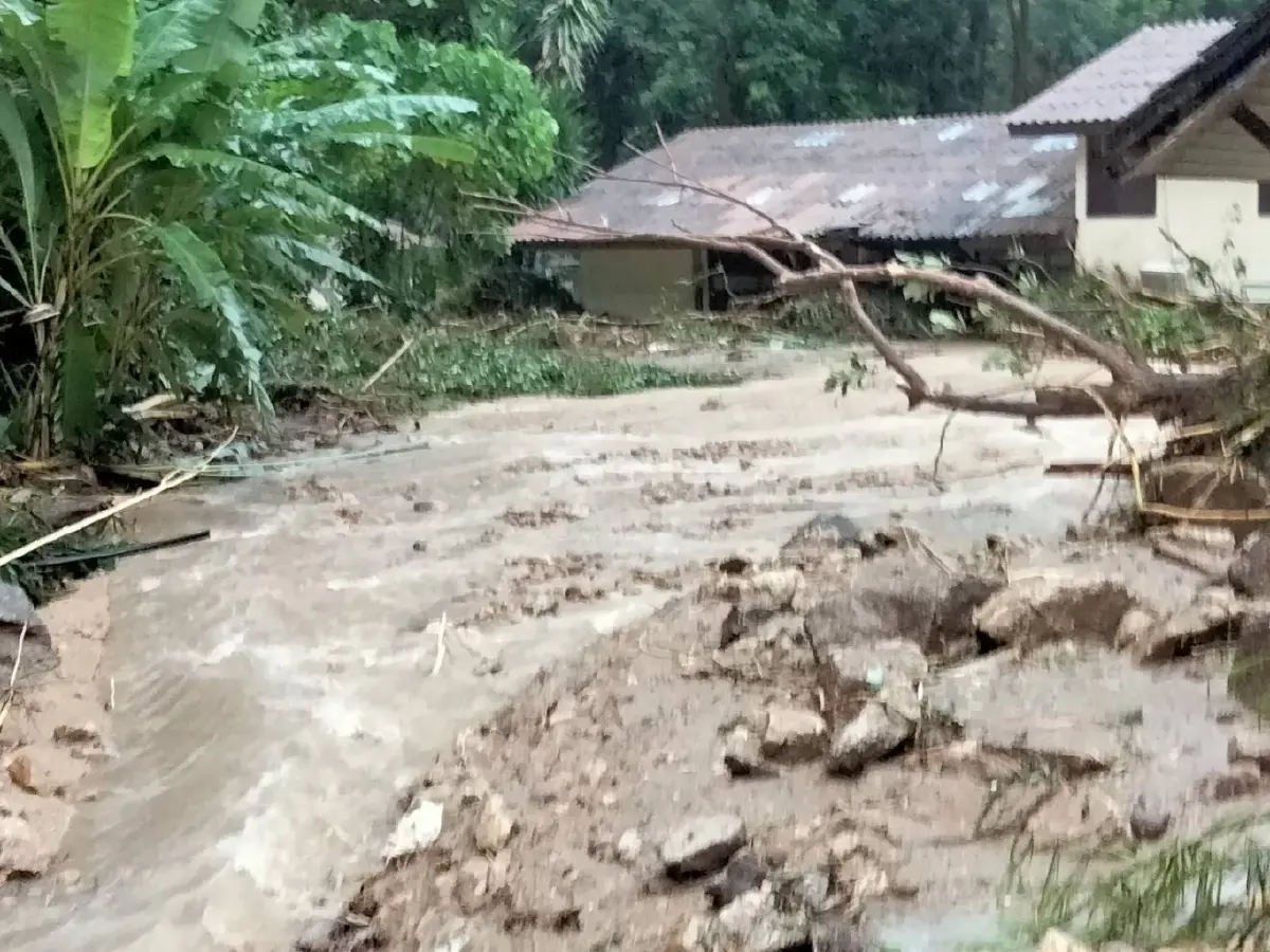 ระทึก! ฝนถล่มดินสไลด์ทับบ้านพัก ในอุทยานแห่งชาติตะรุเตา