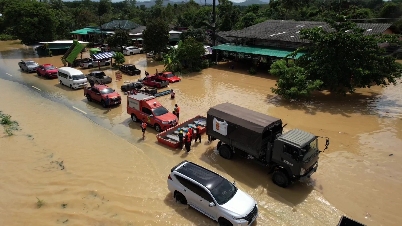 จันทบุรี ตราด อ่วม! ฝนตกหนัก น้ำป่าทะลักท่วม ถนนถูกตัด อพยพป่วยติดเตียงวุ่น