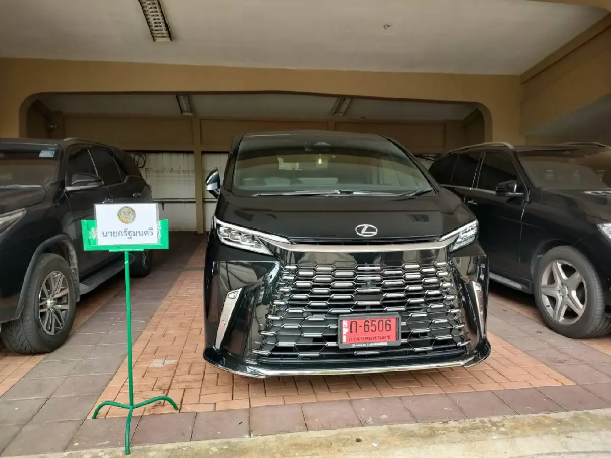 ส่องมาให้แล้ว! เลขป้ายแดง-พระเครื่องบนรถใหม่ "นายกฯเศรษฐา"