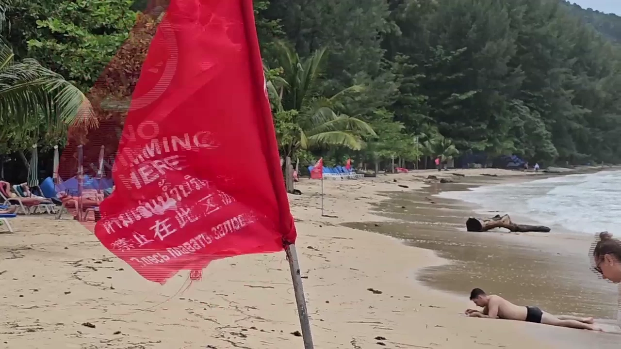 เร่งค้นหา หนุ่มคาซัคสถาน เล่นน้ำหาดในยาง ภูเก็ต ถูกคลื่นซัดจมหาย