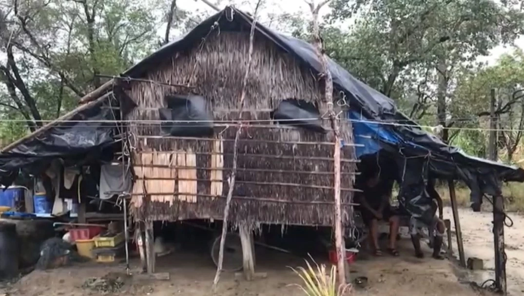 สุดรันทด! นักเรียนวัย 16 ปี ต้องดูแลพ่อป่วยหนัก อาศัยเพิงพักริมทะเลซุกหัวนอน