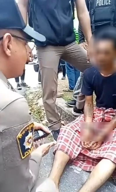 นศ.แตกตื่น หนุ่มคลั่งชิงรถสายตรวจขับหนีเข้ามหาลัย ตร.สกัดจับได้ข้างหอพัก