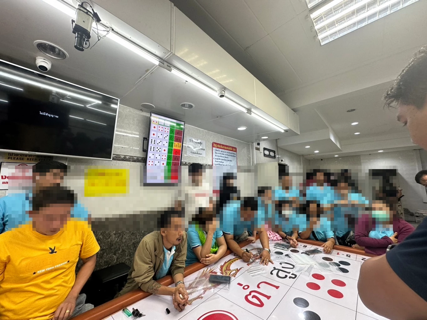 กรมการปกครอง บุกจับ "บ่อนไฮโล" กลางตลาด "เคหะร่มเกล้า" รวบนักพนันเพียบ