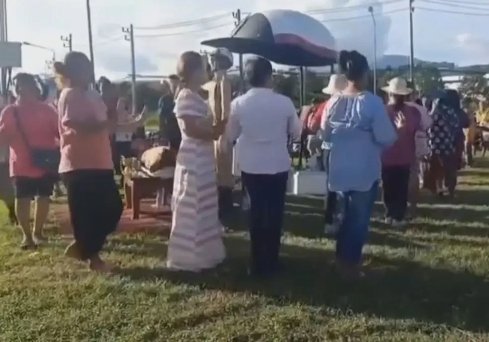ชาวบ้านหอบหมูย่าง รำแก้บน "จ่าเฉย" หลังลูกสอบติด ตร. สมความตั้งใจ