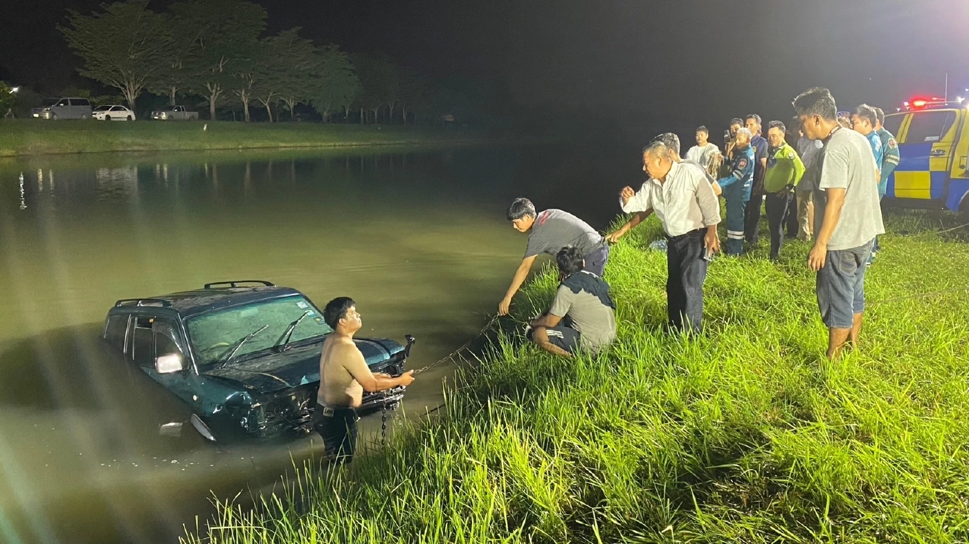 เสี่ยโรงเหล็กขับรถเสียหลักพุ่งตกคลองประปาจมมิด หนีไม่ทันเสียชีวิต