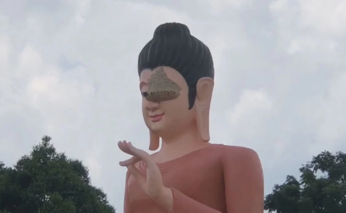 "ต่อหัวเสือ" ทำรังปิดตาพระพุทธรูปองค์ใหญ่ ที่วัดดัง จ.สงขลา