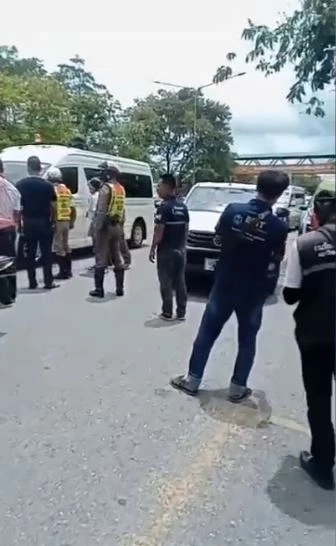 นศ.แตกตื่น หนุ่มคลั่งชิงรถสายตรวจขับหนีเข้ามหาลัย ตร.สกัดจับได้ข้างหอพัก