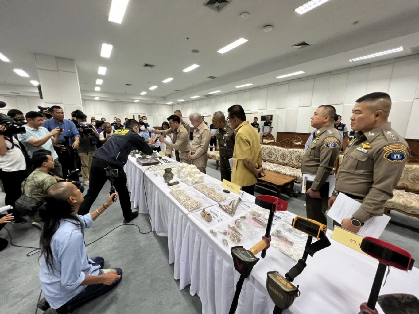 รวบ แก๊งลอบขุดค้นวัตถุโบราณ โพสต์ขายสร้างรายได้ 10 ล้านบาท