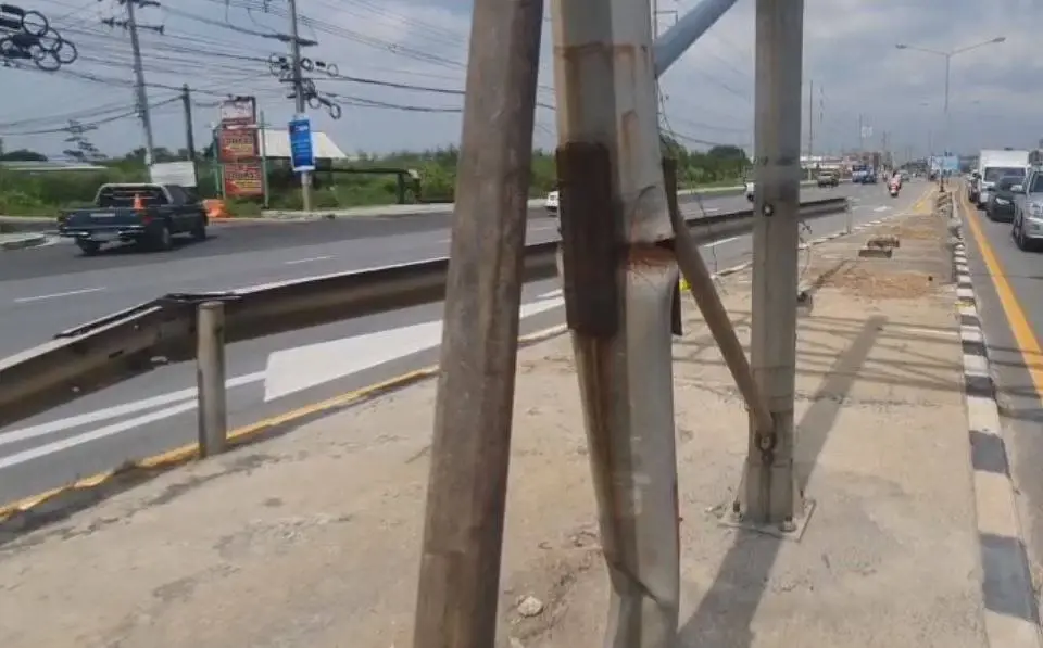 ทางหลวงปทุมธานี เร่งแก้ไขแล้ว "เสาป้ายบอกทางสู้ชีวิต" เพื่อป้องกันอันตราย