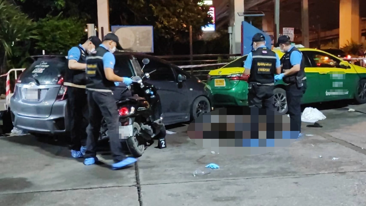 สุดโหด! นศ.ม.ดัง ย่านรังสิต จะออกไปกินข้าว ถูกกลุ่มอริดักแทงดับ 1 เจ็บ 2