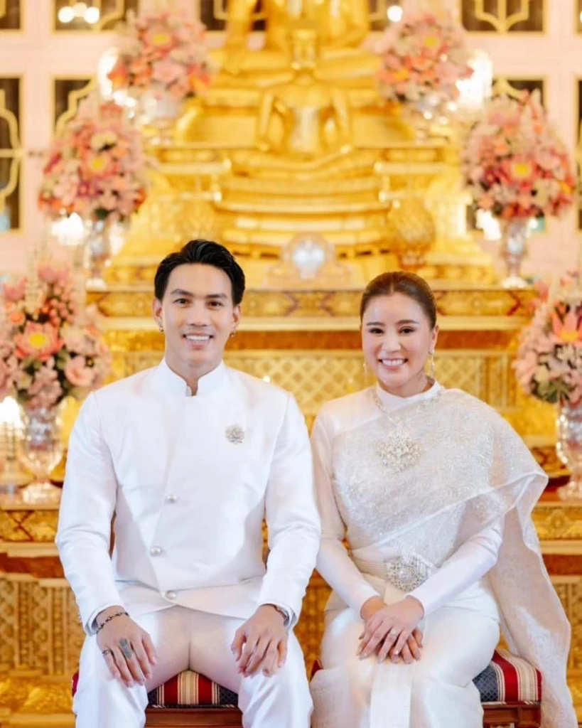 แฟนๆร่วมยินดี ลีซอ ธีรเทพ จูงมือหวานใจ เฟี๊ยต เข้าพิธีสมรสพระราชทาน