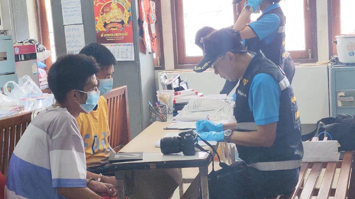 ตำรวจหิ้ว "เด้ง - ต๋อง" เอี่ยวคดีกำนันนก ฝากขังศาลนครปฐม