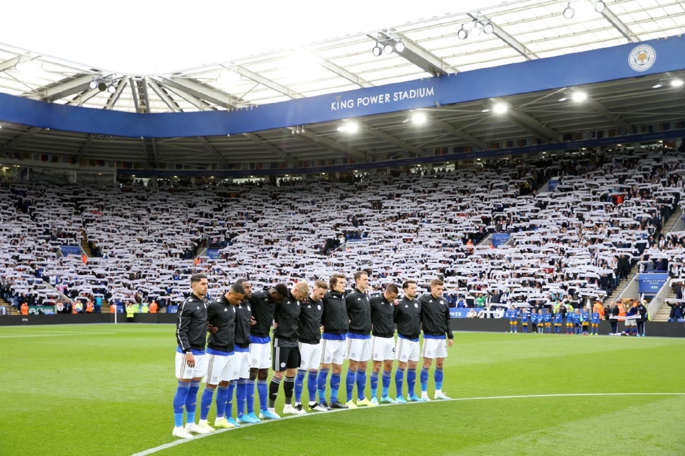 แฟ้มภาพ สโมสรฟุตบอลเลสเตอร์ ยืนไว้อาลัย กรณี เฮลิคอปเตอร์ตก เมื่อปี 2561 เป็นเหตุให้มีผู้เสียชีวิต 5 ราย 