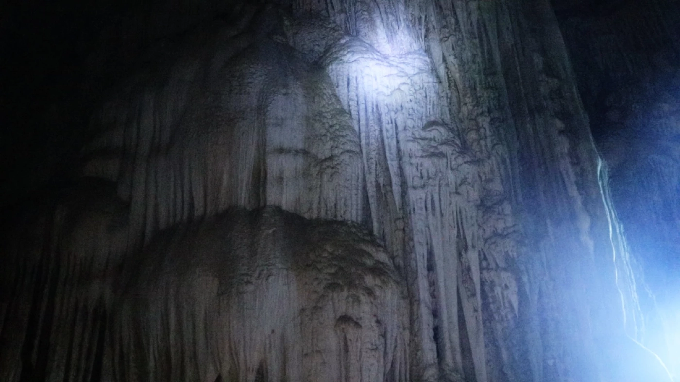 ตื่นตา! พาชมถ้ำสีสันสวยงาม และหินแปลกคล้ายหัว "นกกระเรียน" ที่เกาะสะอัง (คลิป)