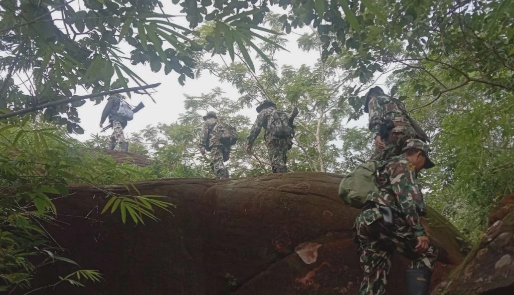 "ลูกช้างป่าภูวัว" พลัดหลง แข็งแรงขึ้น ร่าเริง จนท.เช็ดตัว-เปิดพัดลมคลายร้อนให้ (คลิป)