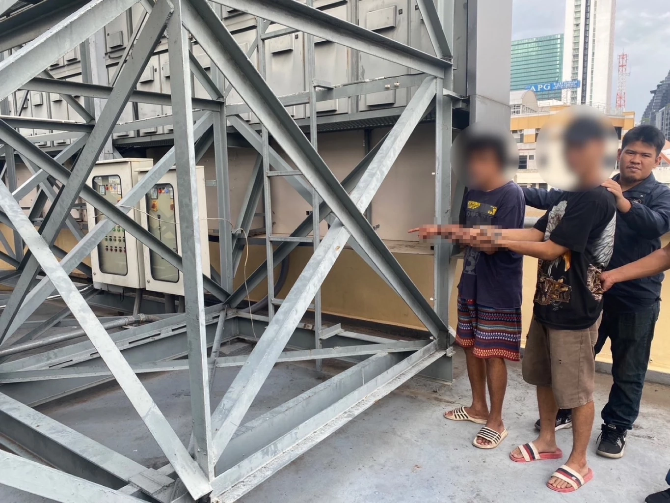 รวบ 2 สมาชิกแก๊งตีนแมว ตระเวนตัดสายไฟ-ป้ายโฆษณา ทั่วกรุงฯ