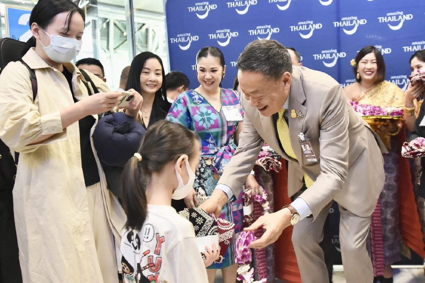 "นายกฯ" ต้อนรับนักท่องเที่ยว ประเดิมไฟล์ทแรกตามมาตรการ "วีซ่าฟรี"