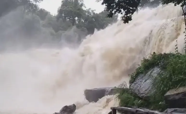 น้ำป่าดอยอินทนนท์ทะลัก ท่วมบ้านเรือน หลังฝนตกหนักต่อเนื่อง