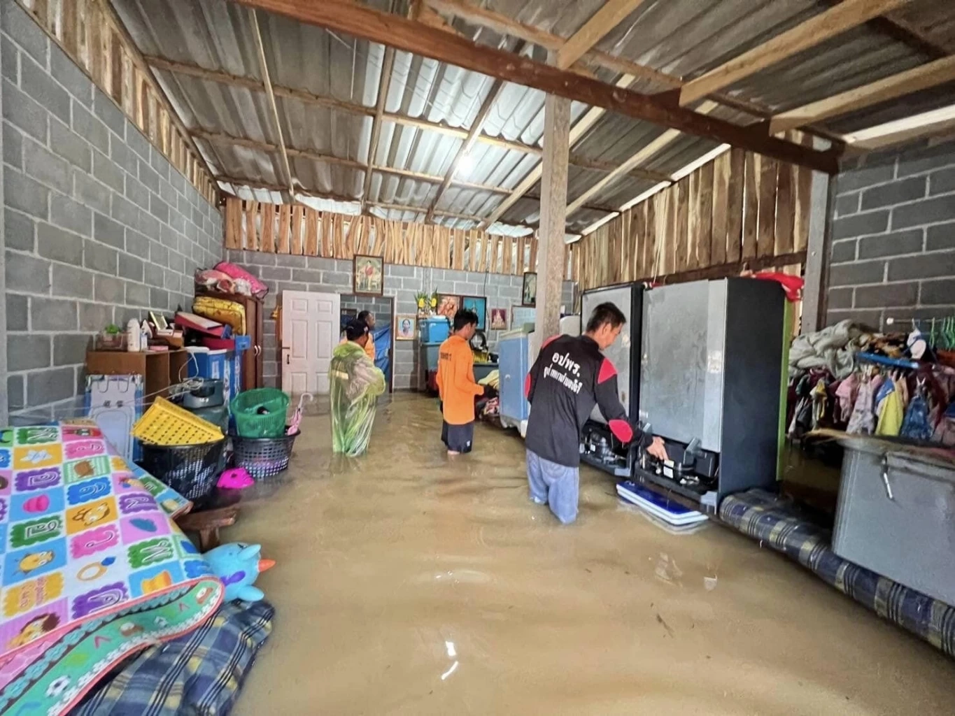 จันทบุรี ตราด อ่วม! ฝนตกหนัก น้ำป่าทะลักท่วม ถนนถูกตัด อพยพป่วยติดเตียงวุ่น