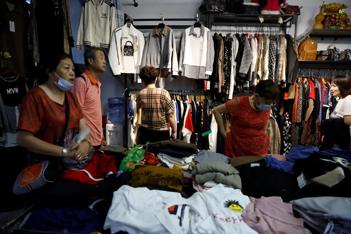 จีนเล็งแบนเสื้อผ้า “ที่ทำร้ายจิตใจ” ประเทศ