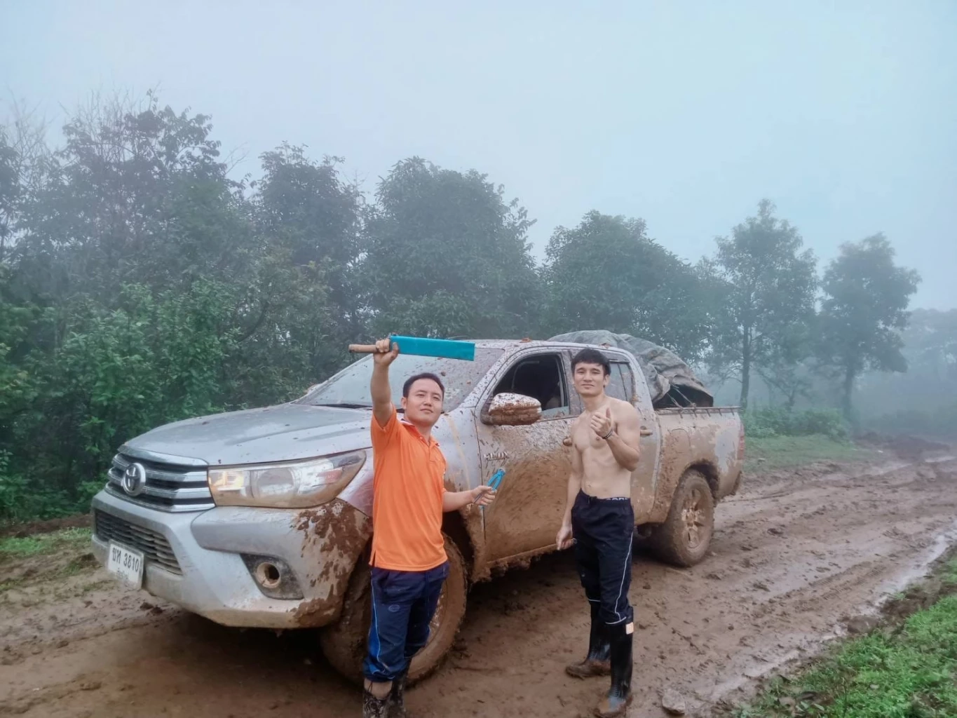 แห่ชื่นชม หมออนามัยเชียงใหม่ บุกป่าลุยเขา ฝ่าถนนดินโคลน ไปเยี่ยมชาวบ้าน