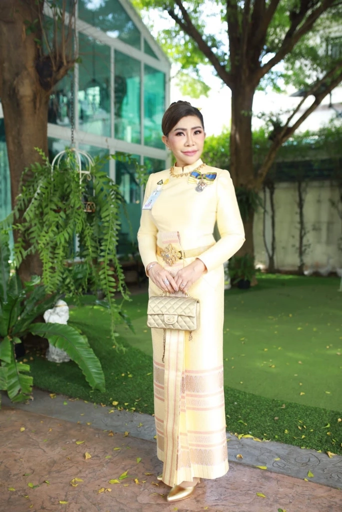 รู้จัก ‘พญ.นวลสกุล บํารุงพงษ์’ ภรรยาคนสวยนพ.ชลน่าน ที่ปรึกษา รมว.สาธารณสุข