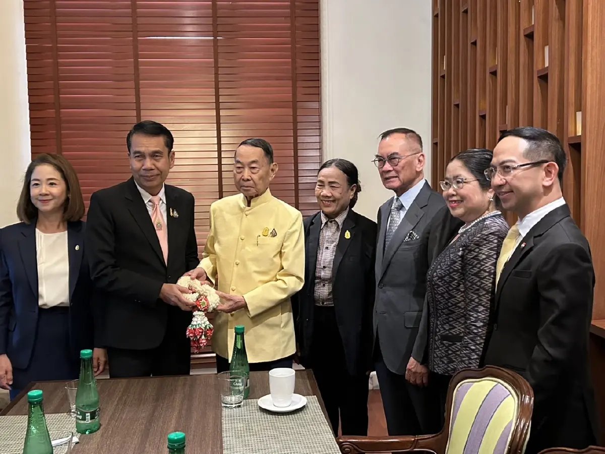 "สุทิน" เปิดโต๊ะจีนถกงานทหาร "บิ๊กเหวียง" แนะให้เกียรติกองทัพ