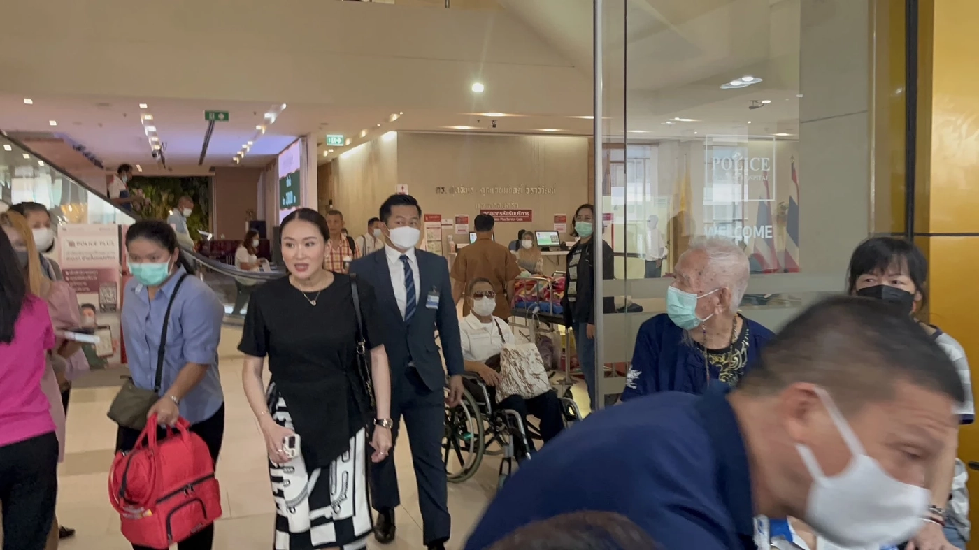 ภาพ "อุ๊งอิง" กำลังเดินทางออกจาก รพ.ตำรวจ หลังเข้าเยี่ยมนายทักษิณ ชินวัตร เมื่อ 29 ส.ค.ที่ผ่านมา