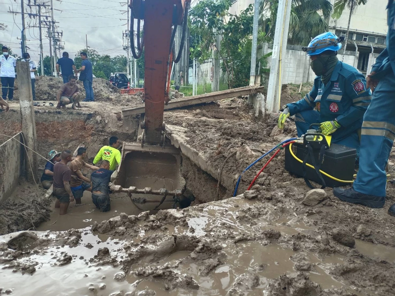 สลด คานกันดินสไลด์หล่นทับร่างคนงานดับ คาอุโมงค์ร้อยสายไฟ ย่านดอนเมือง