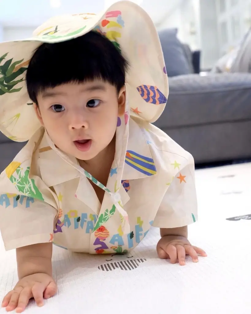 มัดรวมภาพ "น้องพีร์เจ" ขึ้นแท่นขวัญใจโซเชียลฮอตไม่แพ้ พ่อพุฒ-แม่จุ๋ย