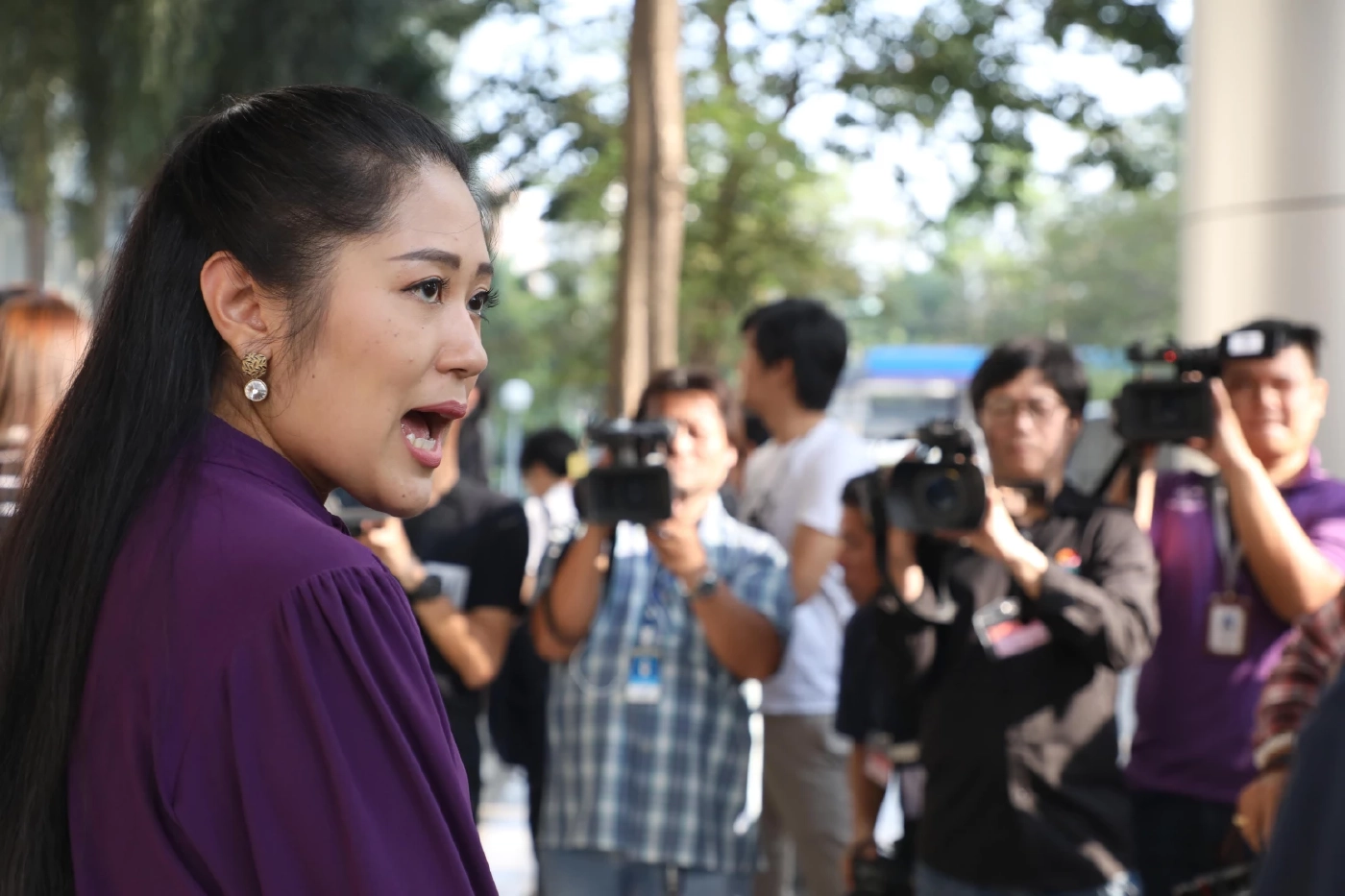 ทำความรู้จัก "ช่อ พรรณิการ์" จากสื่อทีวีสู่ถนนการเมือง อันขรุขระ!