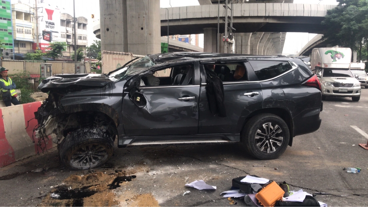 อดีต สจ.ประจวบฯ ขับปาเจโร่ ชนแบริเออร์หงายท้องดับ คาดวูบ