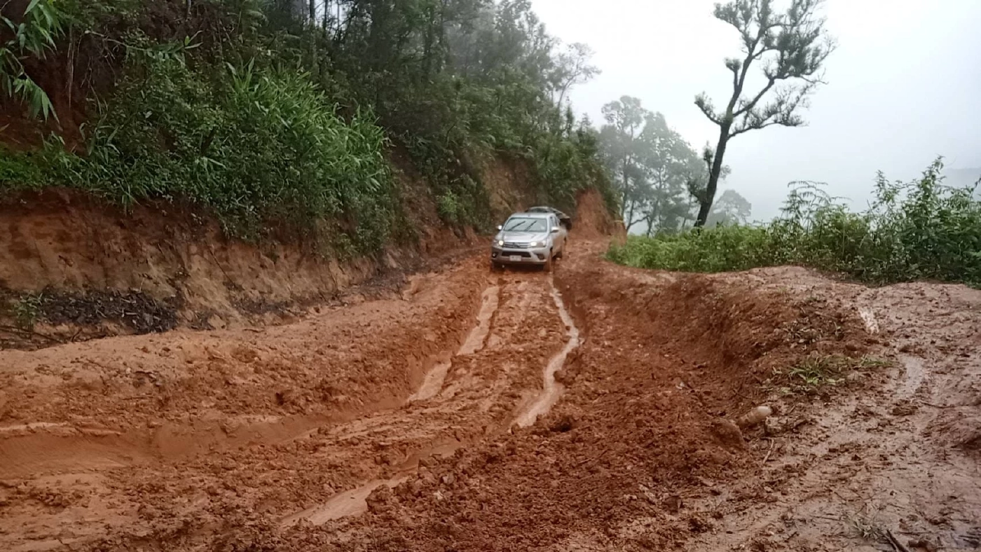 แห่ชื่นชม หมออนามัยเชียงใหม่ บุกป่าลุยเขา ฝ่าถนนดินโคลน ไปเยี่ยมชาวบ้าน