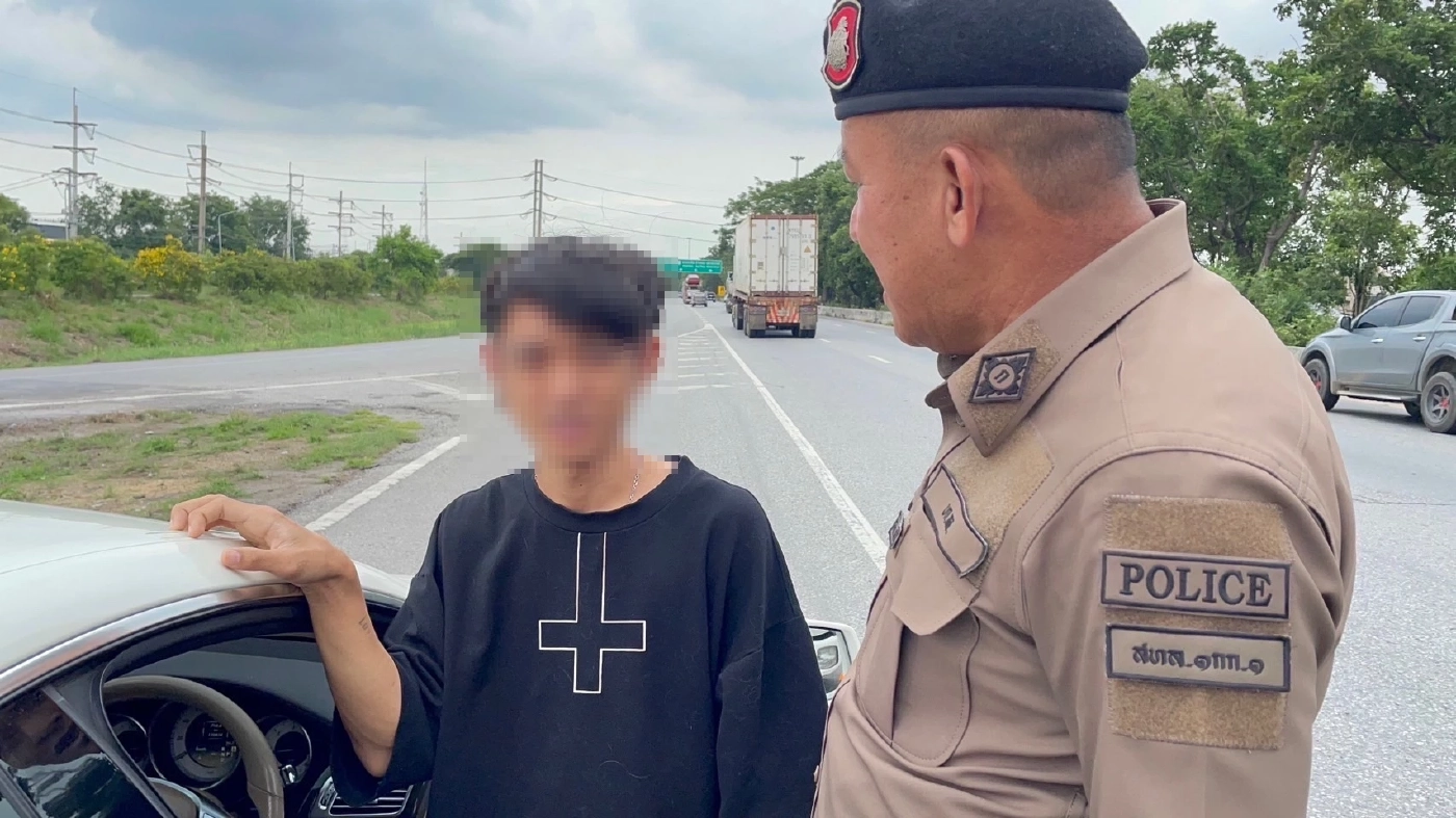 ตร.ทางหลวง สกัดหนุ่ม 22 ปีควบเบนซ์ อ้างไม่รู้ป้ายปลอม