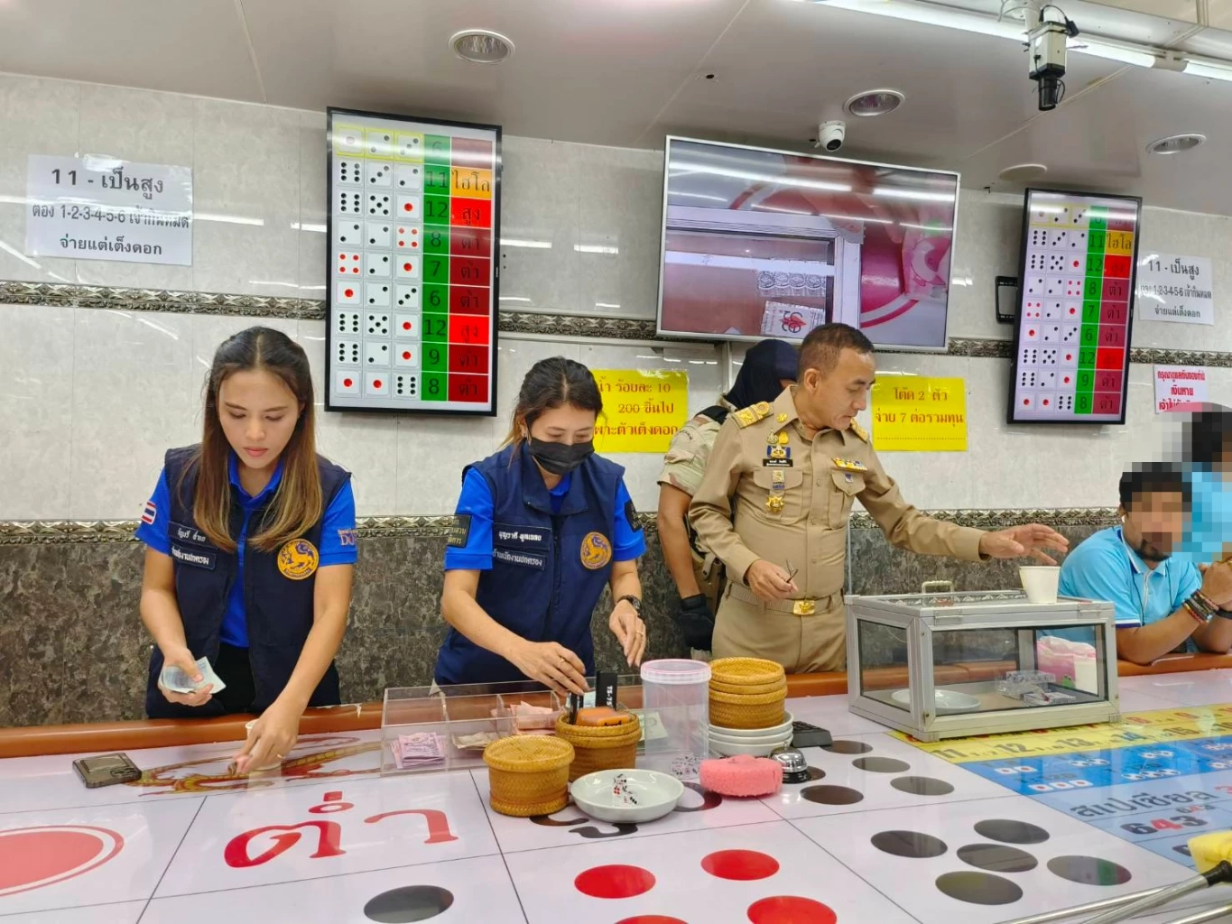 กรมการปกครอง บุกจับ "บ่อนไฮโล" กลางตลาด "เคหะร่มเกล้า" รวบนักพนันเพียบ